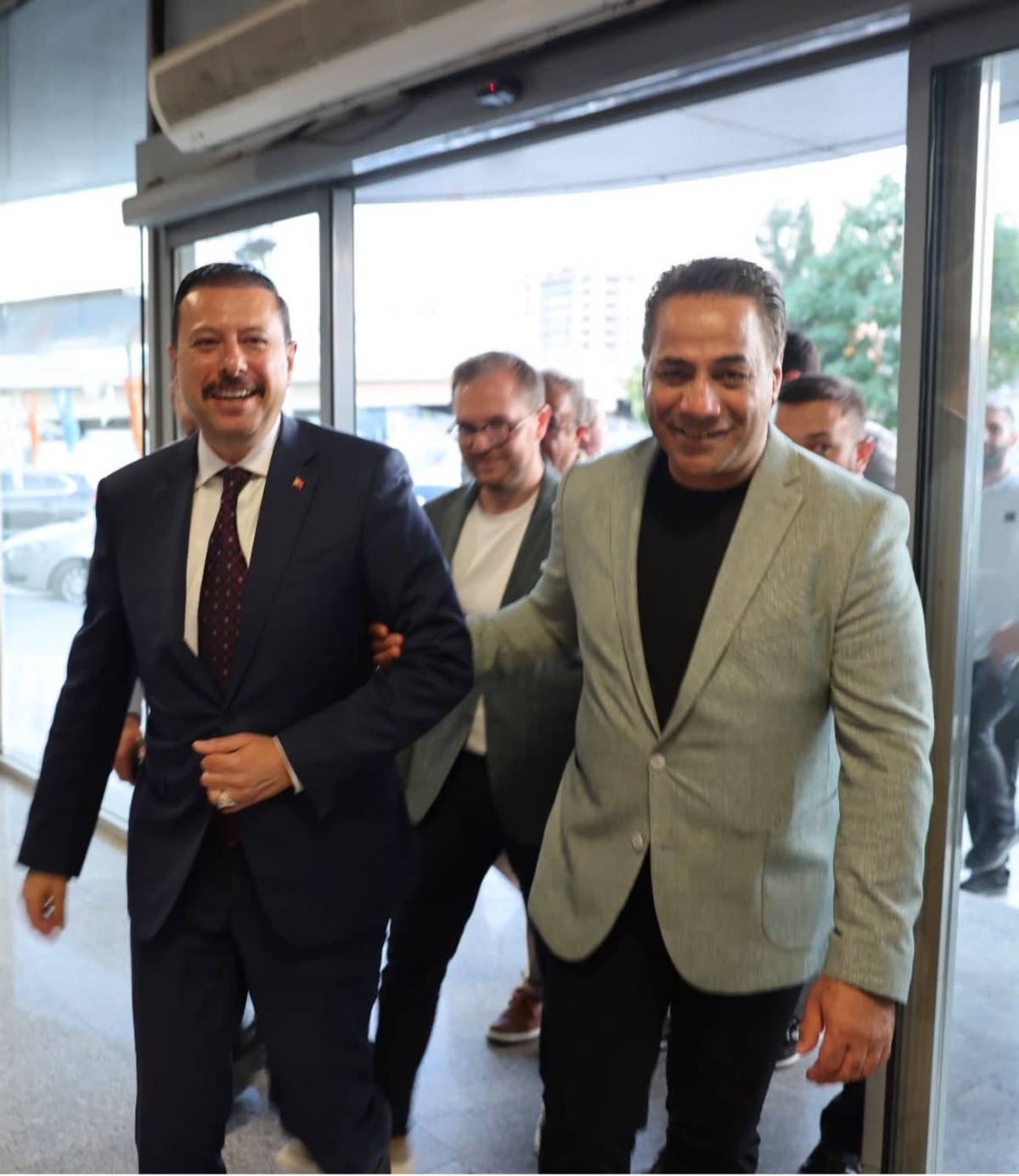 Özçelik'ten Kaya'ya övgü dolu sözler: Dava adamlığıyla örnek aldığım ağabeyim